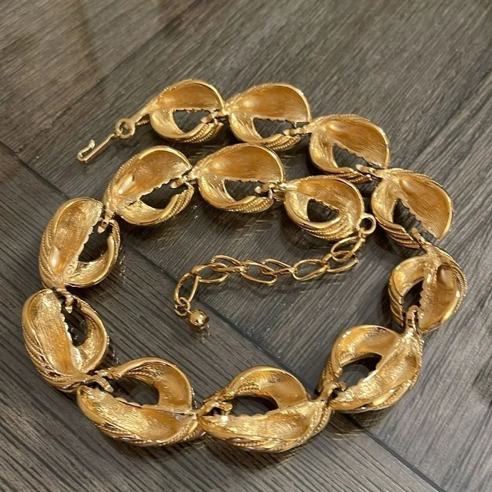 Vintage TRIFARI Large Twisted Chain Link Necklace, Runway, Gold-tone - Picture 8 of 16